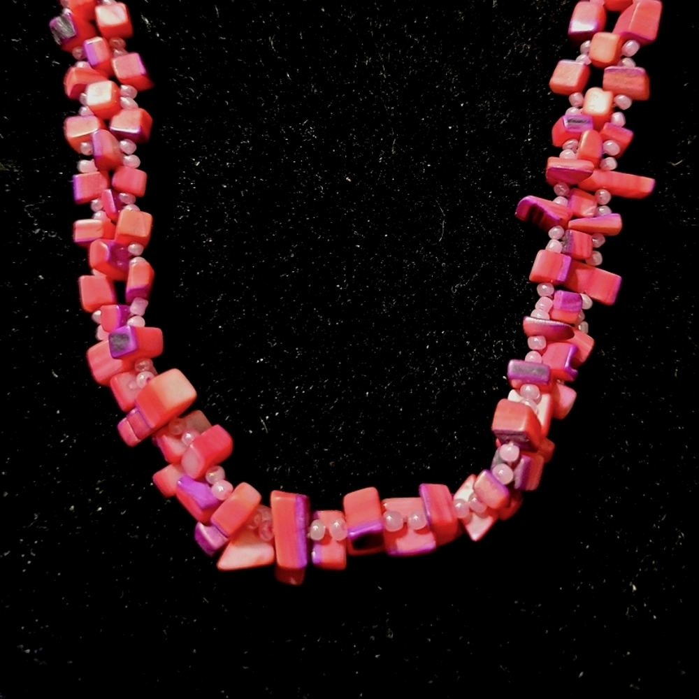 VINTAGE FUCIA CUBE & CHIP GLASS NECKLACE